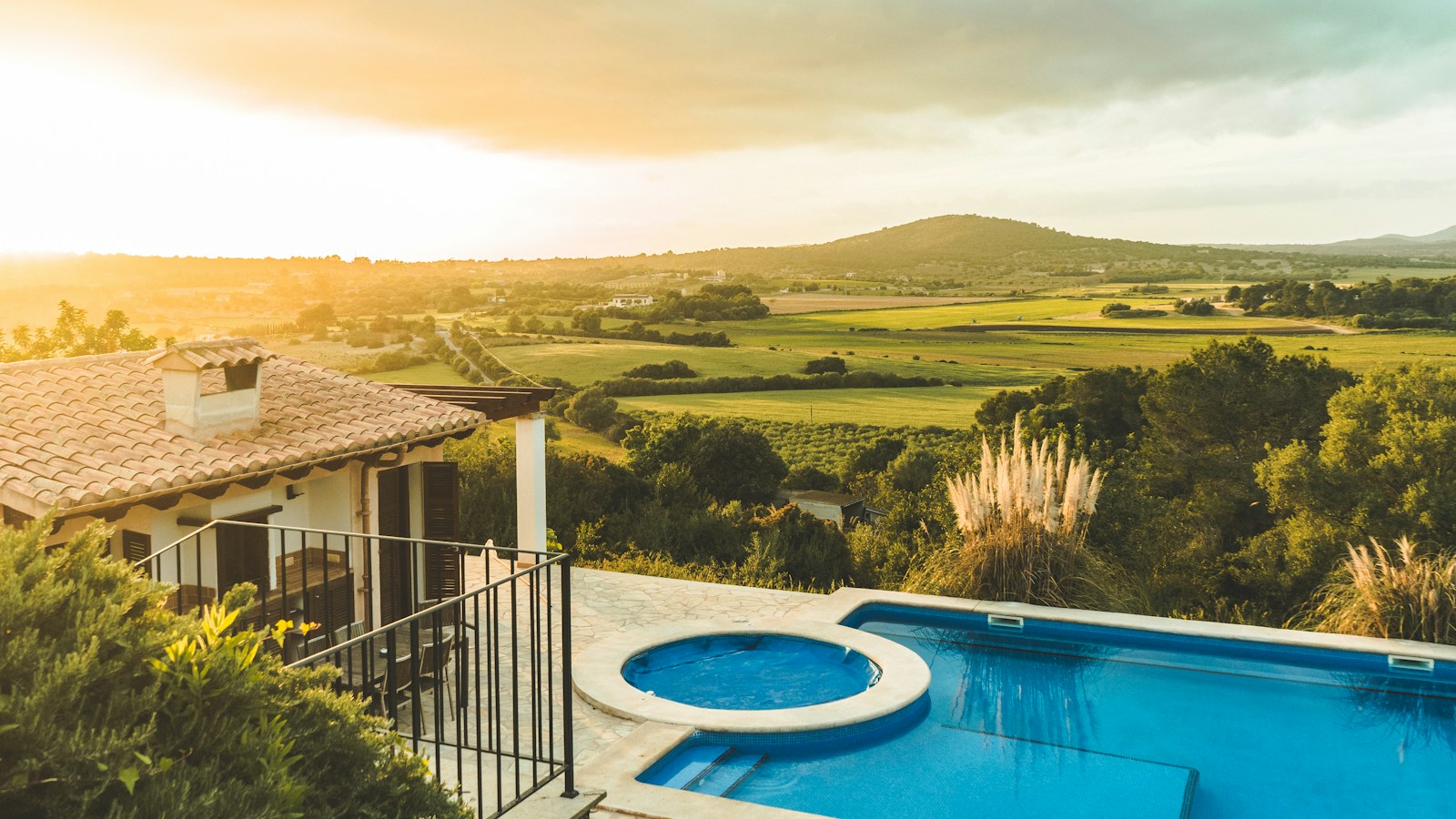 Mediterranean architecture and sea: the feeling behind Bravora